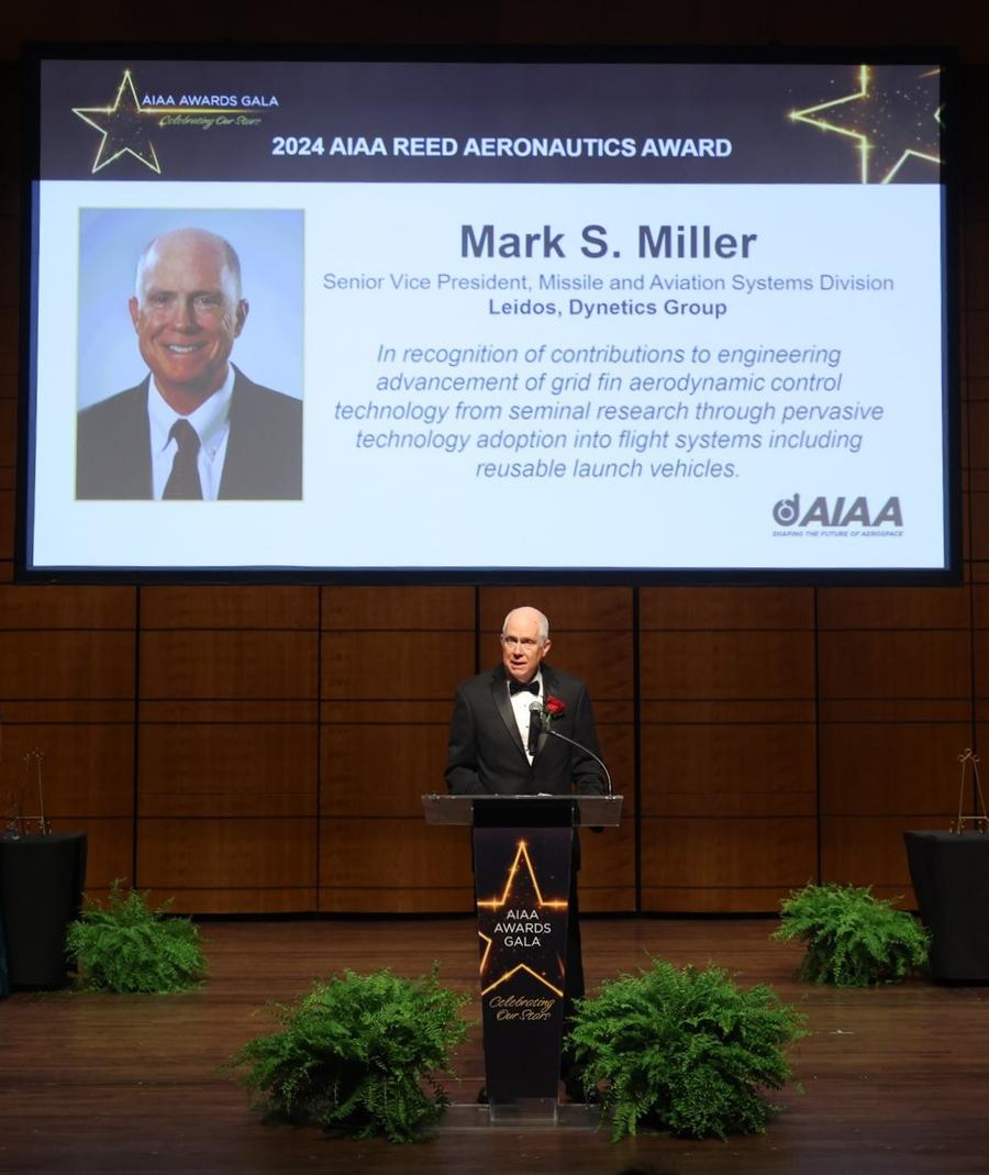 Mark Miller accepts the 2024 Reed Aeronautics award.